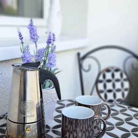 Apartamento Lovely Furnished 1 Bedroom Flat With Balcony In *